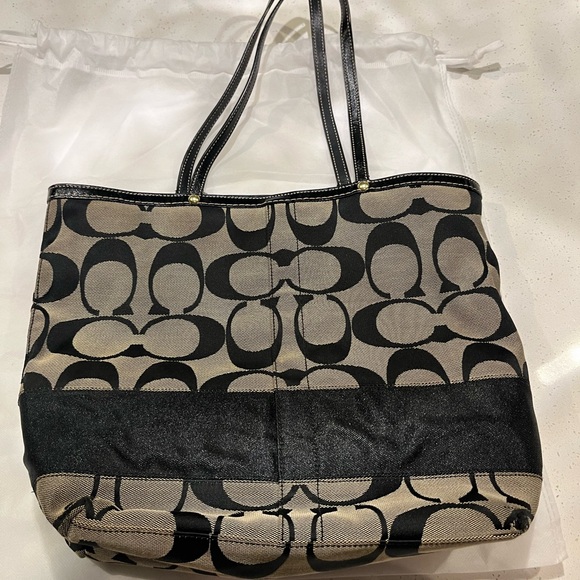 Coach Handbags - Coach tote